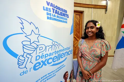 Une participante devant le visuel du Prix Départemental de l’Excellence.