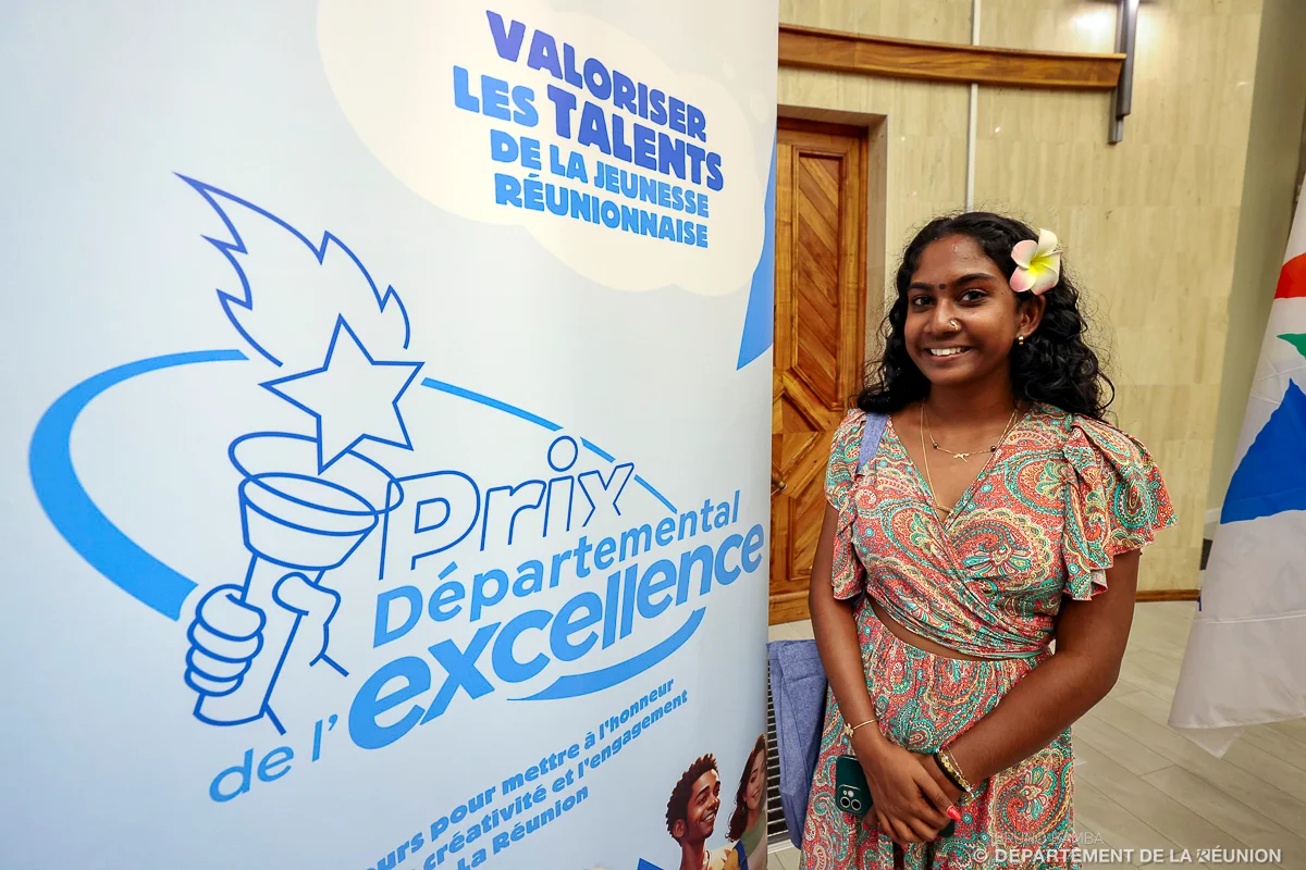 Une participante devant le visuel du Prix Départemental de l’Excellence.