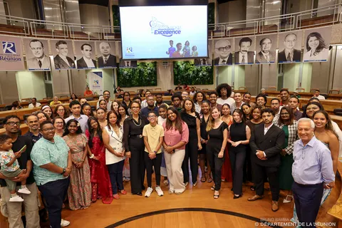 Participants et invités réunis dans l’hémicycle pour la photo de groupe.