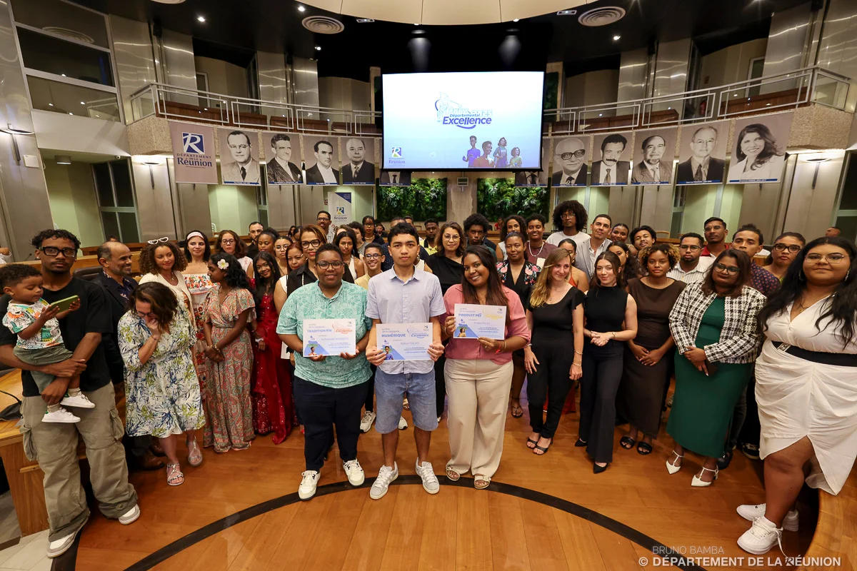 Photo de groupe des participants, avec des certificats du Prix Départemental de l’Excellence 2025.